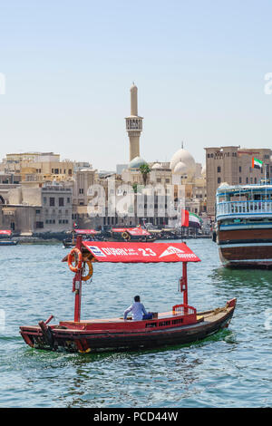 Abras, tradizionali taxi acquei attraversando Dubai Creek tra Deira e Bur Dubai, Dubai, Emirati Arabi Uniti, Medio Oriente Foto Stock