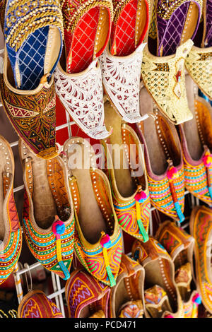Arabo tradizionale pantofole per la vendita in un souk, Deira, Dubai, Emirati Arabi Uniti, Medio Oriente Foto Stock