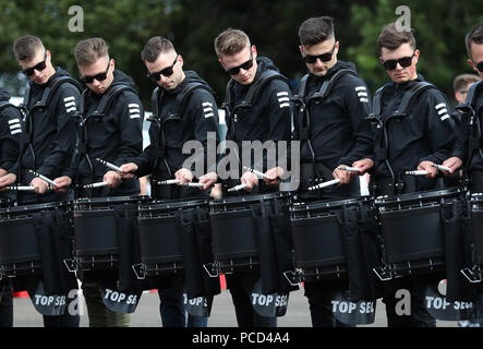 La Top Secret Drum Corps dalla Svizzera durante le prove per il Royal Military Tattoo di Edimburgo a Redford caserma, Edimburgo. Foto Stock