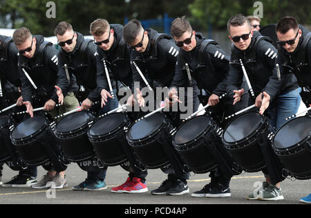 La Top Secret Drum Corps dalla Svizzera durante le prove per il Royal Military Tattoo di Edimburgo a Redford caserma, Edimburgo. Foto Stock