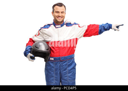 Race Driver tenendo un casco e puntamento isolati su sfondo bianco Foto Stock