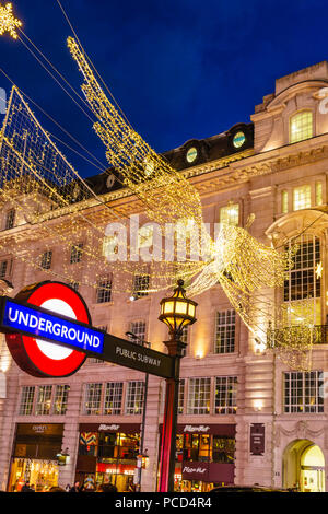 Le decorazioni di Natale a Piccadilly Circus a Londra, Inghilterra, Regno Unito, Europa Foto Stock