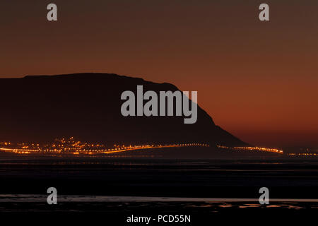 Il promontorio di Penmaenmawr al tramonto sulla costa settentrionale del Galles Foto Stock