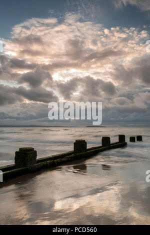 Pennelli sulla spiaggia di Penmaenmawr sulla costa settentrionale del Galles Foto Stock