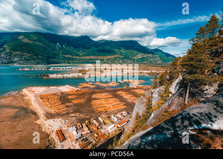 Vista in elevazione del deposito di legname nel modo in cui il suono vicino a Furore Creek vicino Squamish, British Columbia, Canada, America del Nord Foto Stock