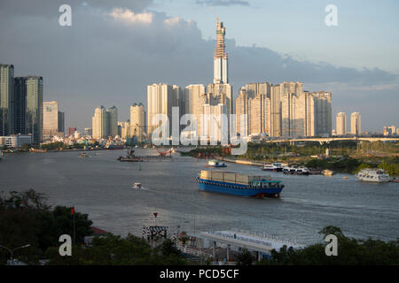 Nuovi grattacieli lungo il Fiume Saigon in Ho Chi Minh City, Vietnam, Indocina, Asia sud-orientale, Asia Foto Stock