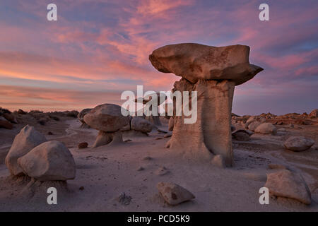 Hoodoos all'alba sotto nubi rosse, Bisti deserto, Nuovo Messico, Stati Uniti d'America, America del Nord Foto Stock