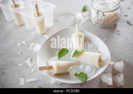 Popsicles realizzato dal ananas e noce di cocco Foto Stock