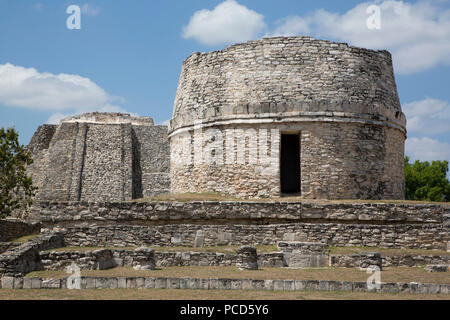 Osservatorio in primo piano), il castello di Kukulcan in background, rovine Maya, Mayapan sito archeologico, Yucatan, Messico, America del Nord Foto Stock