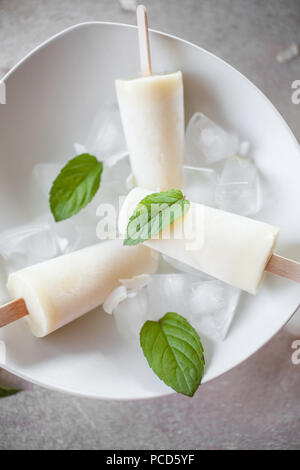 Popsicles realizzato dal ananas e noce di cocco Foto Stock