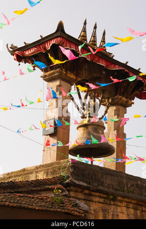 Bandiere di preghiera e le decorazioni sono detenuti oltre Patan Durbar Square a Kathmandu, Nepal, durante il Krishna la nascita del festival celebrazioni. Foto Stock