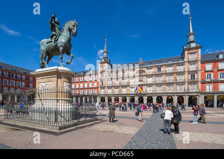 Vista di Philip lll statua e architettura in Calle Mayor, Madrid, Spagna, Europa Foto Stock