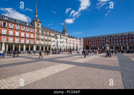 Vista di Philip lll statua e architettura in Calle Mayor, Madrid, Spagna, Europa Foto Stock