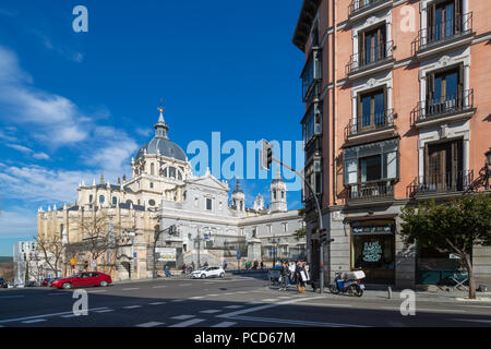 Vista della cattedrale di Madrid sulla luminosa mattina di sole, Madrid, Spagna, Europa Foto Stock