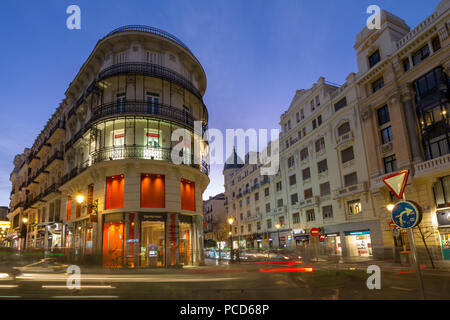 Vista di architettura su e attorno a Calle Mayor e Calle Postas al crepuscolo, Madrid, Spagna, Europa Foto Stock