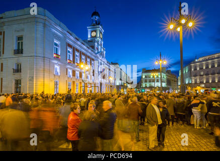 Vista della Real Casa de Correos e Easter Parade in Puerta del Sol al crepuscolo, Madrid, Spagna, Europa Foto Stock