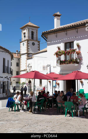 Cafe in piazza cittadina, Grazalema, Sierra de Grazalema parco naturale, Andalusia, Spagna, Europa Foto Stock