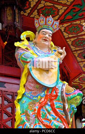 Statua di Dhrtarastra, uno dei quattro re celeste a Wong Tai Sin Temple, Hong Kong, Cina, Asia Foto Stock