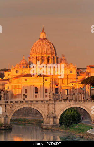 Vista sul fiume Tevere a Ponte Vittorio Emanuele II Ponte e la Basilica di San Pietro a sunrise, Roma, Lazio, l'Italia, Europa Foto Stock