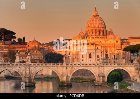 Vista sul fiume Tevere a Ponte Vittorio Emanuele II Ponte e la Basilica di San Pietro a sunrise, Roma, Lazio, l'Italia, Europa Foto Stock