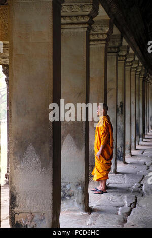 Monaco buddista in un corridoio colonnato in un tempio di Angkor Wat, Sito Patrimonio Mondiale dell'UNESCO, Siem Reap, Cambogia, Indocina, Asia sud-orientale, Asia Foto Stock