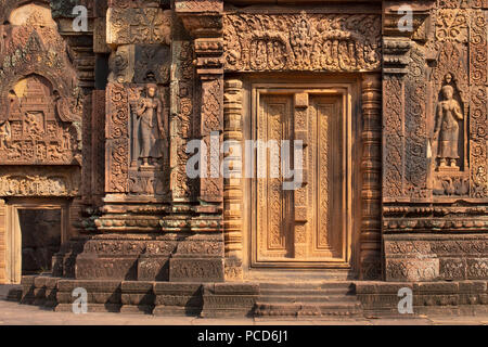 Dettagliato intaglio sulla facciata di un tempio di Banteay Srei in Angkor, Sito Patrimonio Mondiale dell'UNESCO, Siem Reap, Cambogia, Indocina, Asia sud-orientale, Asia Foto Stock