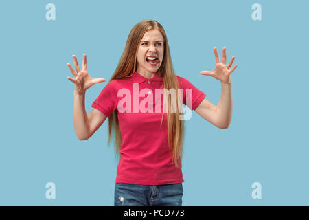 Ritratto di una donna arrabbiato guardando la telecamera isolata su uno sfondo blu Foto Stock