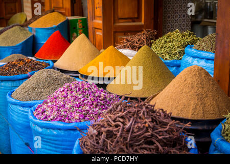 Sacchetti di erbe e spezie per la vendita nel Souk nel vecchio quartiere, Medina, Marrakech, Marocco, Africa Settentrionale, Africa Foto Stock