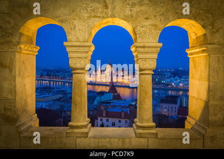 Vista del Palazzo del Parlamento dal Bastione dei pescatori al tramonto, Castello di Buda Hill, Budapest, Ungheria, Europa Foto Stock