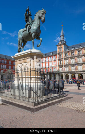 Vista di Philip lll statua e architettura in Calle Mayor, Madrid, Spagna, Europa Foto Stock