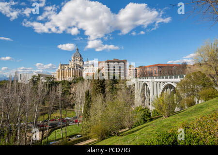 Vista della cattedrale di Madrid sulla luminosa giornata soleggiata, Madrid, Spagna, Europa Foto Stock