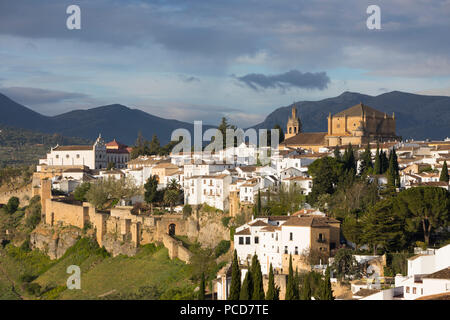 Vista sulla vecchia città bianca e la Iglesia de Santa Maria la Mayor, Ronda, Andalusia, Spagna, Europa Foto Stock