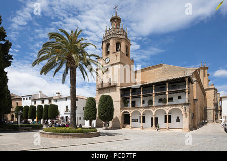 La Iglesia de Santa Maria la Mayor nella Plaza Duquesa de Parcent (Piazza Municipio), Ronda, Andalusia, Spagna, Europa Foto Stock