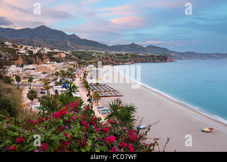 Vista tramonto su Nerja Playa spiaggia Burriana, Nerja, provincia di Malaga, Costa del Sol, Andalusia, Spagna, Europa Foto Stock