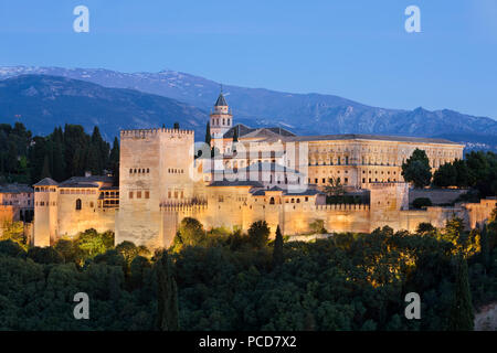 La Alhambra, Sito Patrimonio Mondiale dell'UNESCO, e Sierra Nevada dal Mirador de San Nicolas, Granada, Andalusia, Spagna, Europa Foto Stock