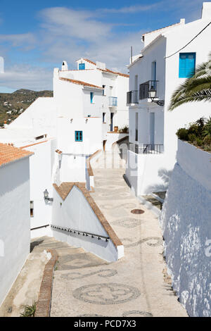 Strade strette con bianche case andaluse, Frigiliana, provincia di Malaga, Costa del Sol, Andalusia, Spagna, Europa Foto Stock