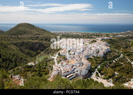 Vista su bianco villaggio andaluso al mare, Frigiliana, provincia di Malaga, Costa del Sol, Andalusia, Spagna, Europa Foto Stock