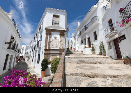 Strade strette con bianche case andaluse, Frigiliana, provincia di Malaga, Costa del Sol, Andalusia, Spagna, Europa Foto Stock