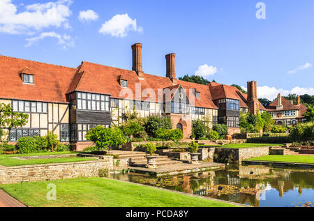 Il Laboratorio storico edificio con riflessi nel canale Jellicoe, un iconico view at Royal Horticultural Society (RHS) Giardini Botanici, Wisley Foto Stock