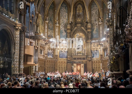 La gente celebra una Santa Messa nel tempio di Santa Maria de Montserrat, un grande monastero dei Benedettini in Catalogna, Spagna Foto Stock