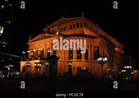 Old Opera House (Alte Oper) di notte, Frankfurt am Main, Germania Foto Stock