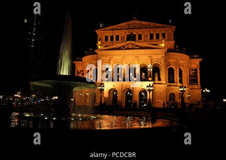 Old Opera House (Alte Oper) di notte, Frankfurt am Main, Germania Foto Stock