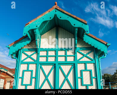 In vecchio stile mock in stile Tudor beach hut cafe a Southport, Inghilterra. Foto Stock