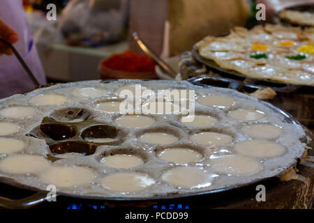 Bangkok, Tailandia - 30 Aprile 2018: Local Thai dessert preparati in una cucina di strada stallo in Bangkok Foto Stock