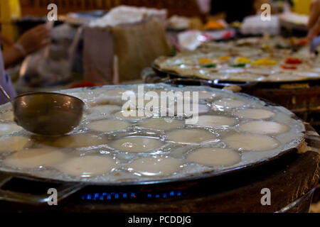 Bangkok, Tailandia - 30 Aprile 2018: Local Thai dessert preparati in una cucina di strada stallo in Bangkok Foto Stock