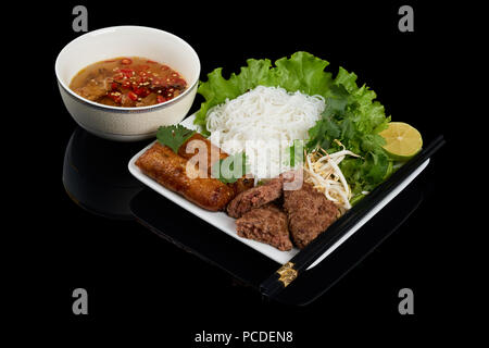 Piatto vietnamita Bun Cha nero su sfondo riflettente Foto Stock