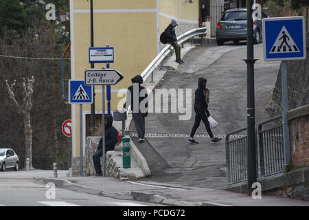 Febbraio 9, 2017 - Tende, Francia: Tre ivoriani e due guineani gli immigrati sono visti come essi attendere e salire a bordo di un Autobus in valle della Roya. La Roya Valley è una piccola enclave del territorio francese a nord della città italiana di Vintimiglia dove decine di cittadini francesi sono state hosting e aiutare i migranti a. Si è guadagnato la reputazione di un ribelle e zona umanitaria, i cui abitanti sono fermamente contrari al governo francese di repressione sulla migrazione illegale. I migranti des Africains dans la Vallée de la Roya. *** La Francia / NESSUNA VENDITA A MEDIA FRANCESI *** Foto Stock