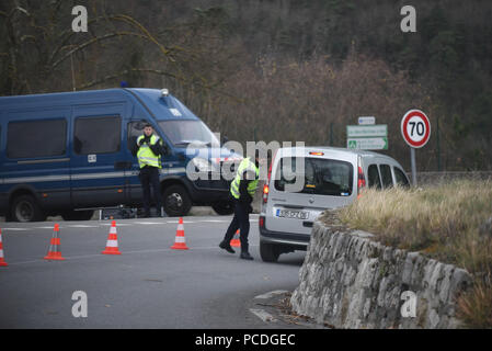 Febbraio 9, 2017 - Sospel, Francia: Polizia checkpoint in valle della Roya per verificare la presenza dei migranti. La Roya Valley è una piccola enclave del territorio francese a nord della città italiana di Vintimiglia dove decine di cittadini francesi sono state hosting e aiutare i migranti a. Si è guadagnato la reputazione di un ribelle e zona umanitaria, i cui abitanti sono fermamente contrari al governo francese di repressione sulla migrazione illegale. Des controles systematiques sont effectues par des policiers et des militaires dans les treno et sur les routes entre Breil sur roya et Sospel. *** Francia Foto Stock