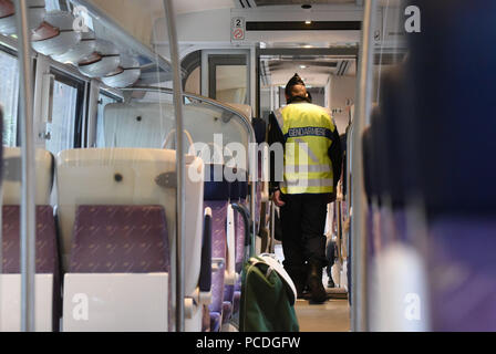 Febbraio 9, 2017 - Sospel, Francia: francese delle forze di sicurezza e i soldati a bordo di un treno nella valle della Roya per verificare la presenza dei migranti. La Roya Valley è una piccola enclave del territorio francese a nord della città italiana di Vintimiglia dove decine di cittadini francesi sono state hosting e aiutare i migranti a. Si è guadagnato la reputazione di un ribelle e zona umanitaria, i cui abitanti sono fermamente contrari al governo francese di repressione sulla migrazione illegale. Nazioni Unite policier dans un treno a la recherche de migranti. Des controles systematiques sont effectues par des policiers et des Foto Stock