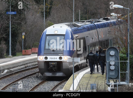 Febbraio 9, 2017 - Sospel, Francia: francese delle forze di sicurezza e i soldati a bordo di un treno nella valle della Roya per verificare la presenza dei migranti. La Roya Valley è una piccola enclave del territorio francese a nord della città italiana di Vintimiglia dove decine di cittadini francesi sono state hosting e aiutare i migranti a. Si è guadagnato la reputazione di un ribelle e zona umanitaria, i cui abitanti sono fermamente contrari al governo francese di repressione sulla migrazione illegale. Des controles systematiques sont effectues par des policiers et des militaires dans les treno et sur les routes entre Brei Foto Stock